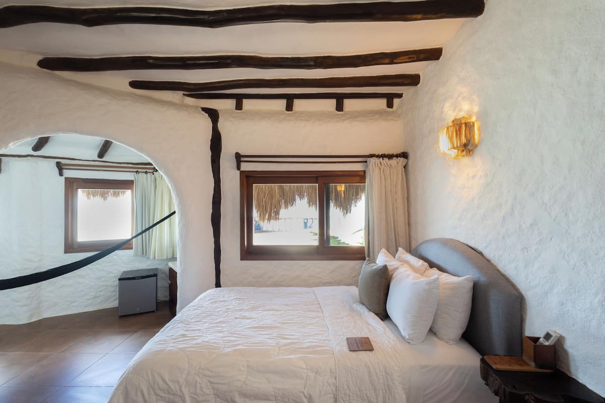 Bungalow, 1 King Bed, Garden View | 1 bedroom, premium bedding, in-room safe, individually decorated