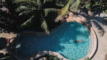 3 hồ bơi ngoài trời, dù/ô trên bãi biển/hồ bơi, ghế dài tắm nắng