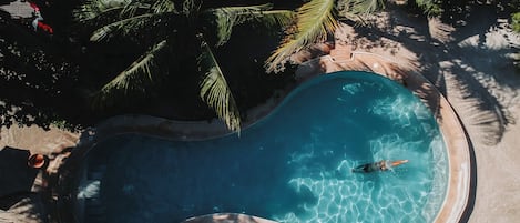 3 piscine all'aperto, ombrelloni da piscina, lettini