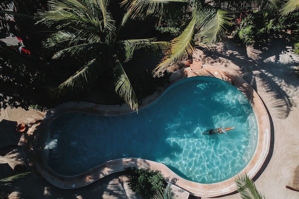 3 piscines a l'aire lliure, para-sols i gandules