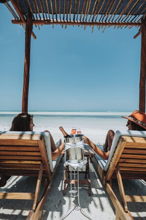 Playa privada, sillas reclinables de playa, sombrillas, toallas de playa