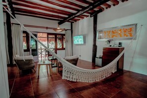 Junior Suite, 1 King Bed, Garden View | Woonruimte | Een 32-inch flatscreentelevisie met kabelzenders en een televisie