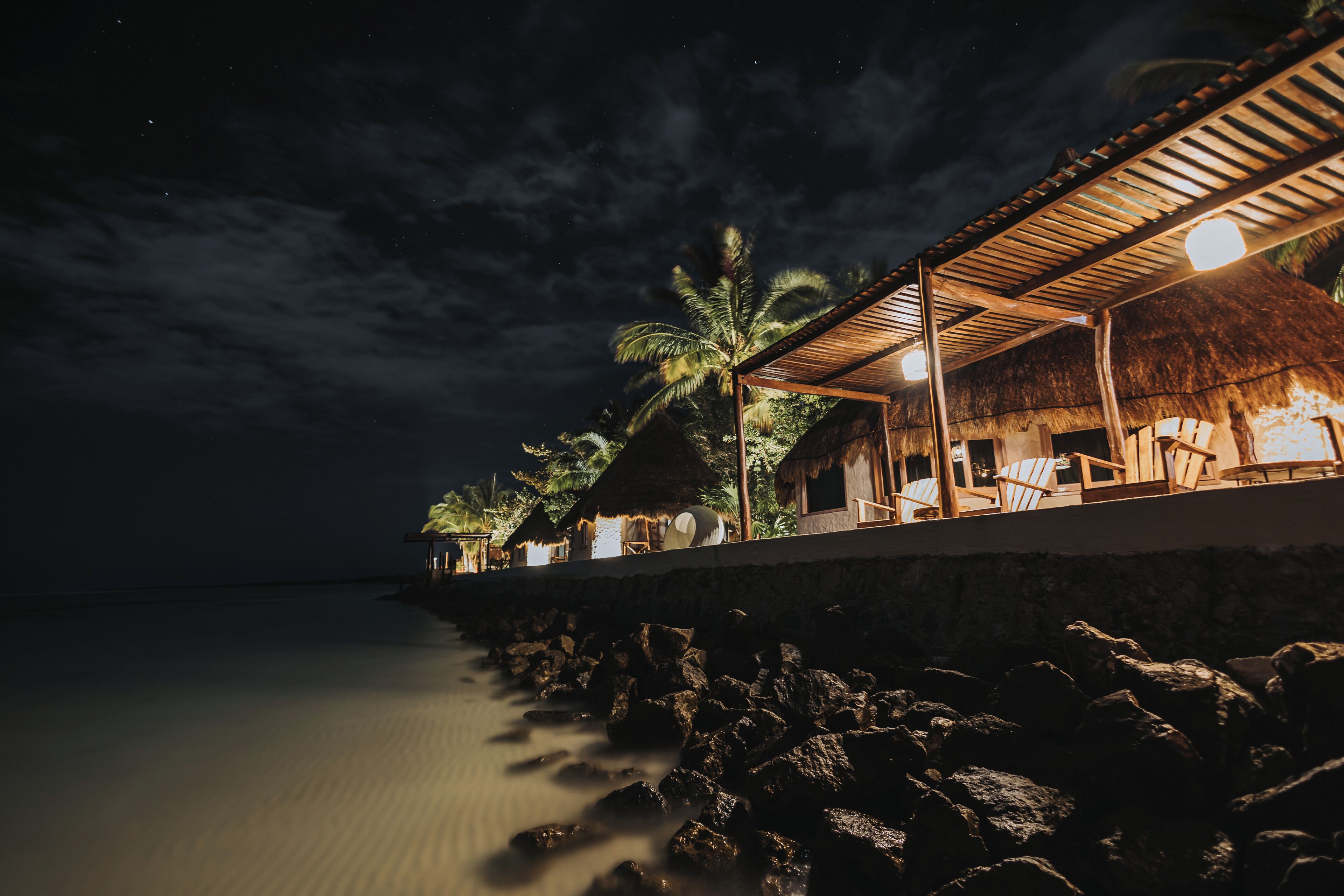 Se sirven desayunos, comidas y cocina internacional con vista al mar