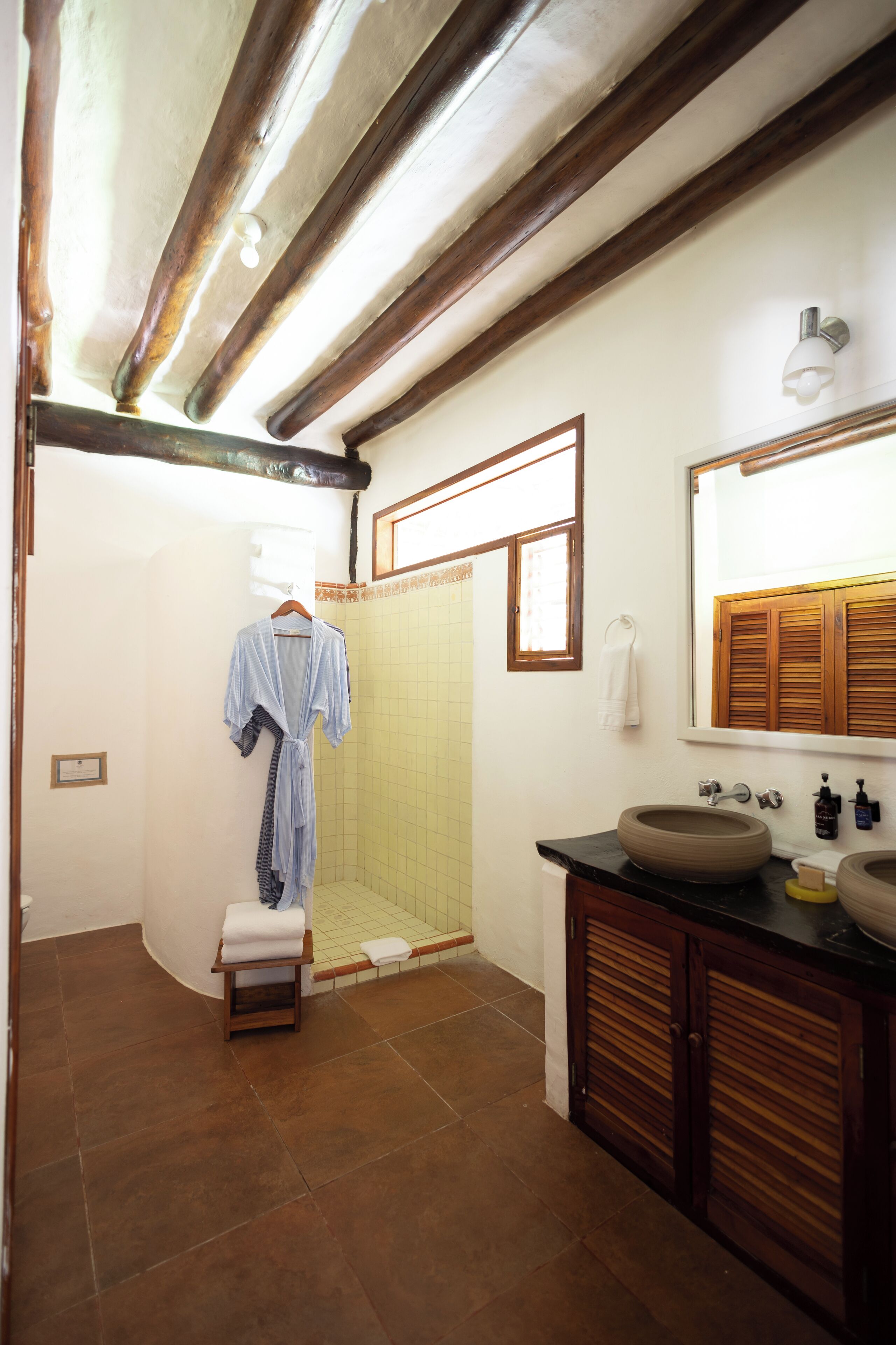 Ein Badezimmer mit Dusche, Waschbecken und Spiegel.