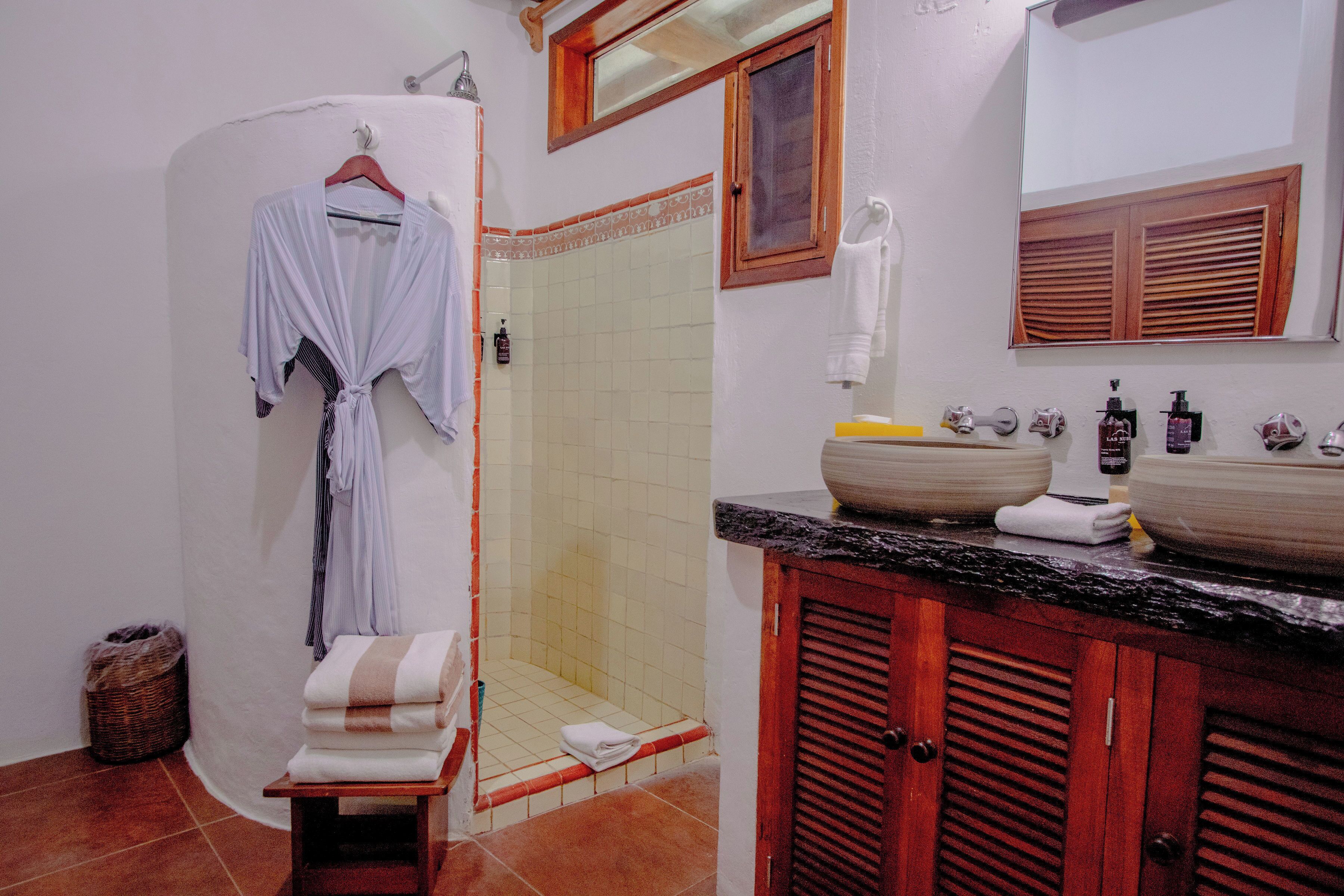 Junior suite, 1 kingsize bed, uitzicht op tuin | Badkamer | Een douche, designer toiletartikelen, een haardroger, badjassen