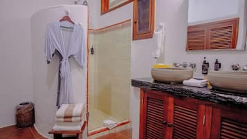 Junior suite, 1 kingsize bed, uitzicht op tuin | Badkamer | Een douche, designer toiletartikelen, een haardroger, badjassen