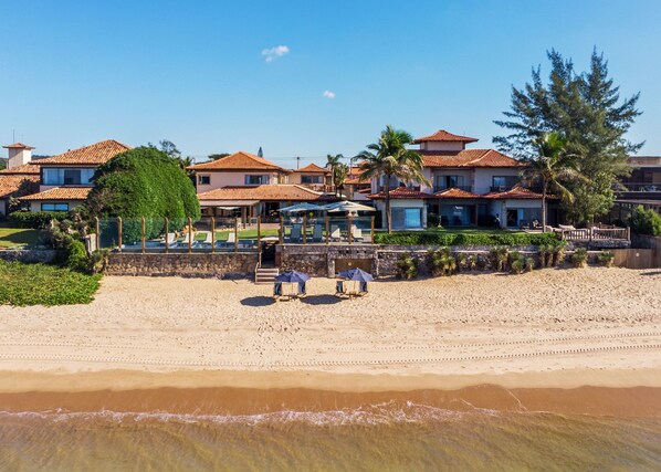 A beachfront property with multiple villas, a pool area, and a sandy beach. - Villa Rasa (Búzios)
