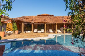 2 outdoor pools, open 9:00 AM to 6:00 PM, free cabanas, pool umbrellas - Villa Rasa (Búzios)
