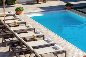 2 outdoor pools, open 9:00 AM to 6:00 PM, free pool cabanas