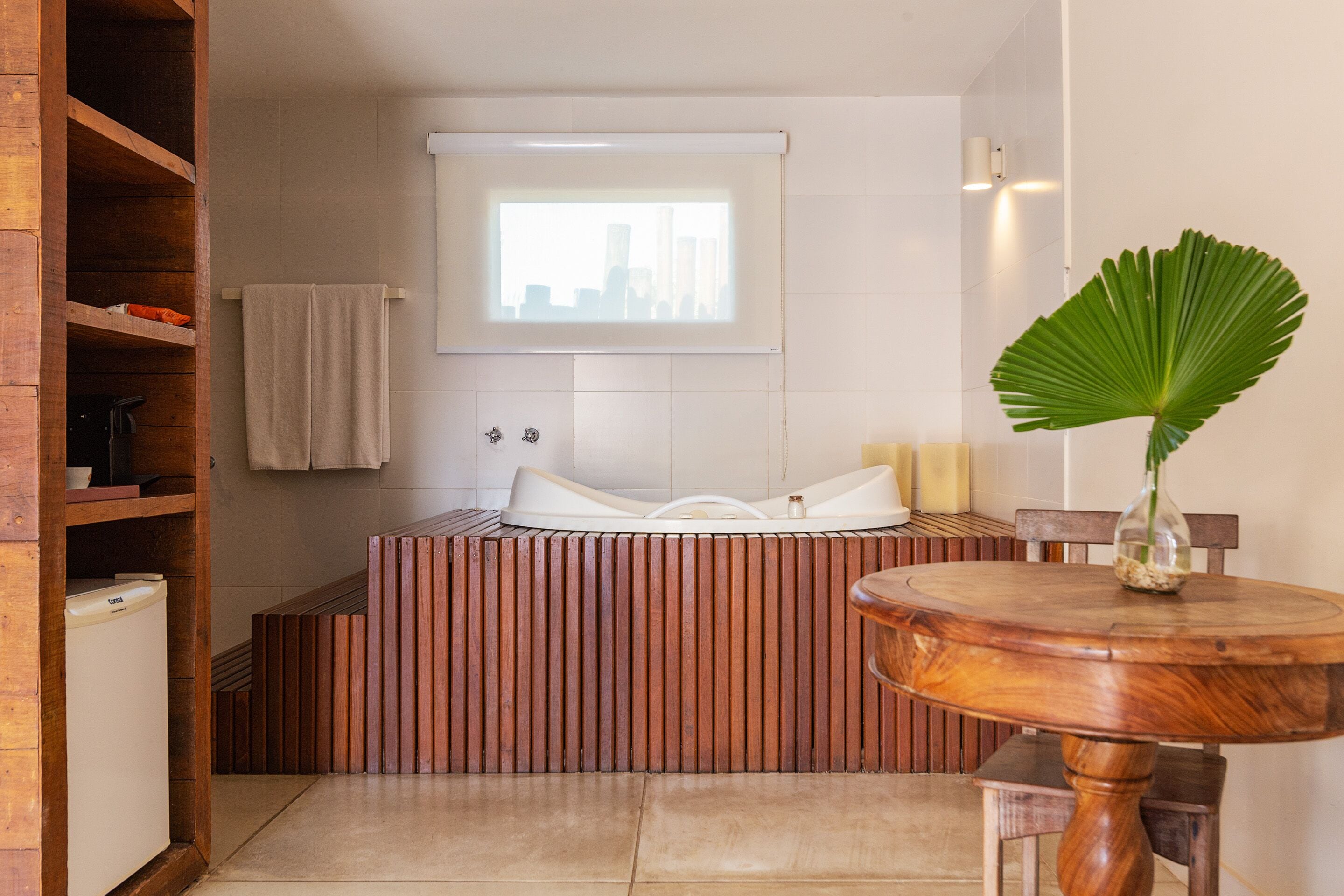 suíte luxo com banheira | bathroom | hair dryer, towels