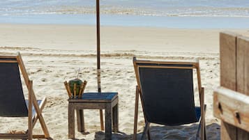 Am Strand, weißer Sandstrand, Cabañas (kostenlos), Liegestühle