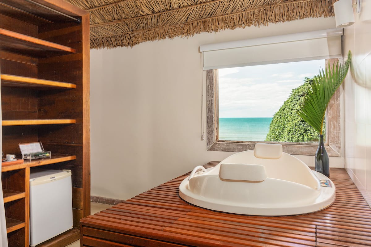 luxury room | jetted bathtub