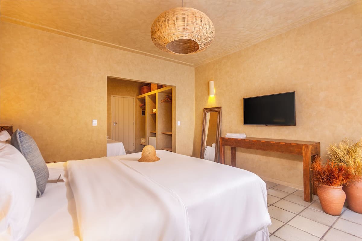 Comfort Suite | Minibar, in-room safe, desk, iron/ironing board