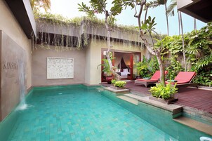 Minibar, brankas, meja kerja, dan Wi-Fi gratis