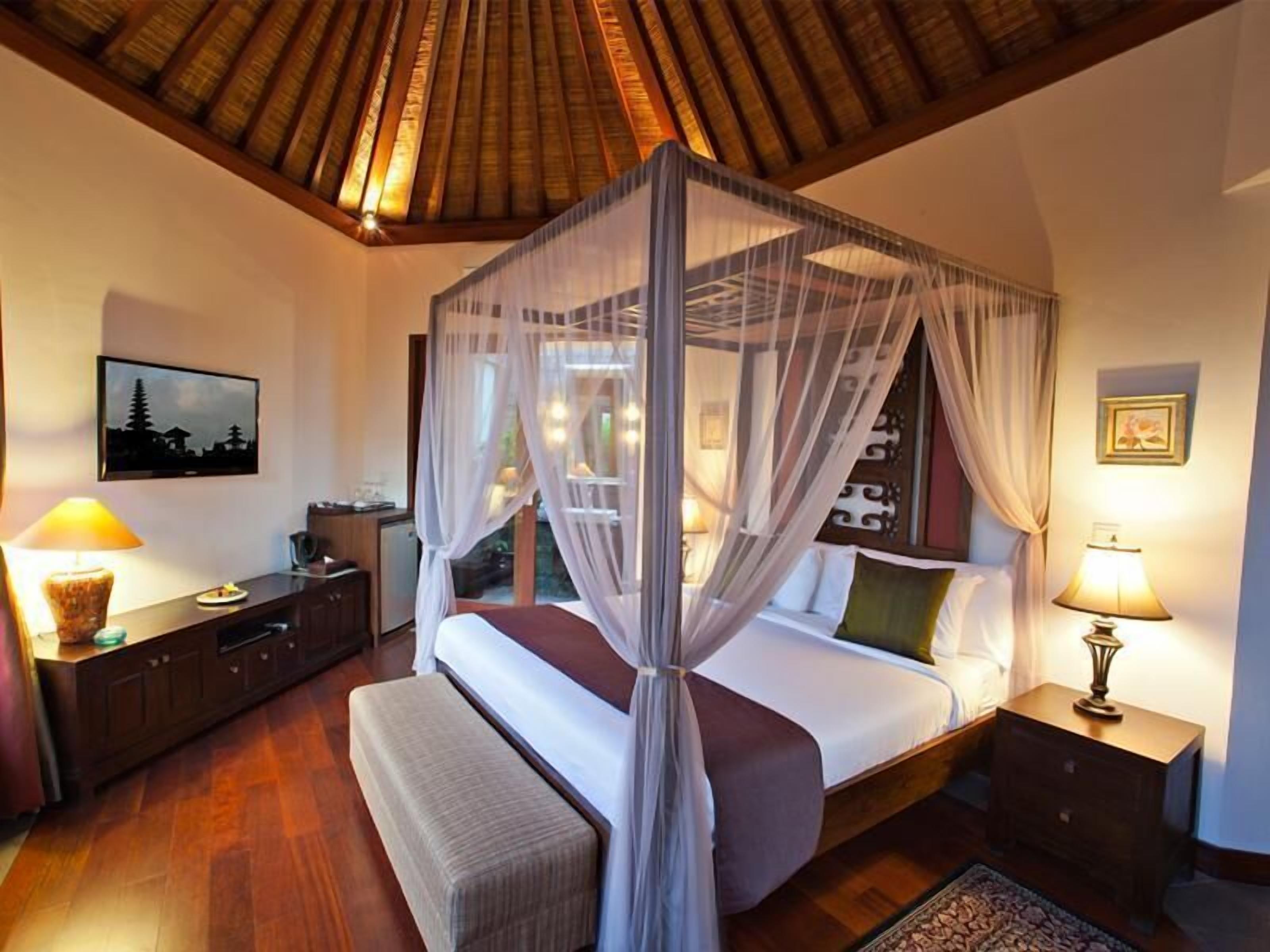 Een minibar, een kluis op de kamer, een bureau, gratis wifi