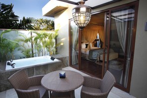 Suite, 1 Bedroom, Jetted Tub | Minibar, in-room safe, desk, free WiFi