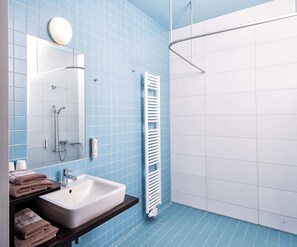 Apartamento, 2 habitaciones, terraza | Servicios del cuarto de baño | Ducha, artículos de higiene personal gratuitos y secador de pelo