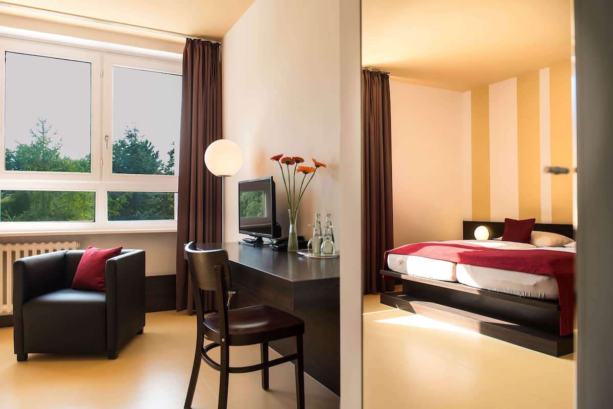 Luxe beddengoed, een kluis op de kamer, een bureau