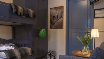 Twin Room | Desk, cribs/infant beds, free WiFi