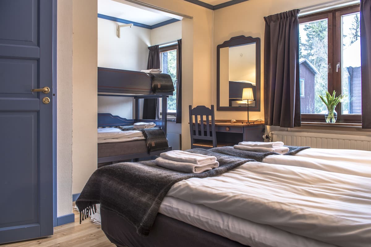 family room, annex building | desk, cots/infant beds, free wifi