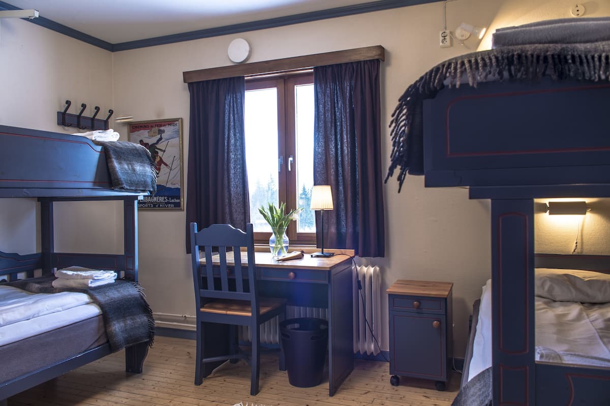 quadruple room | desk, cots/infant beds, free wifi