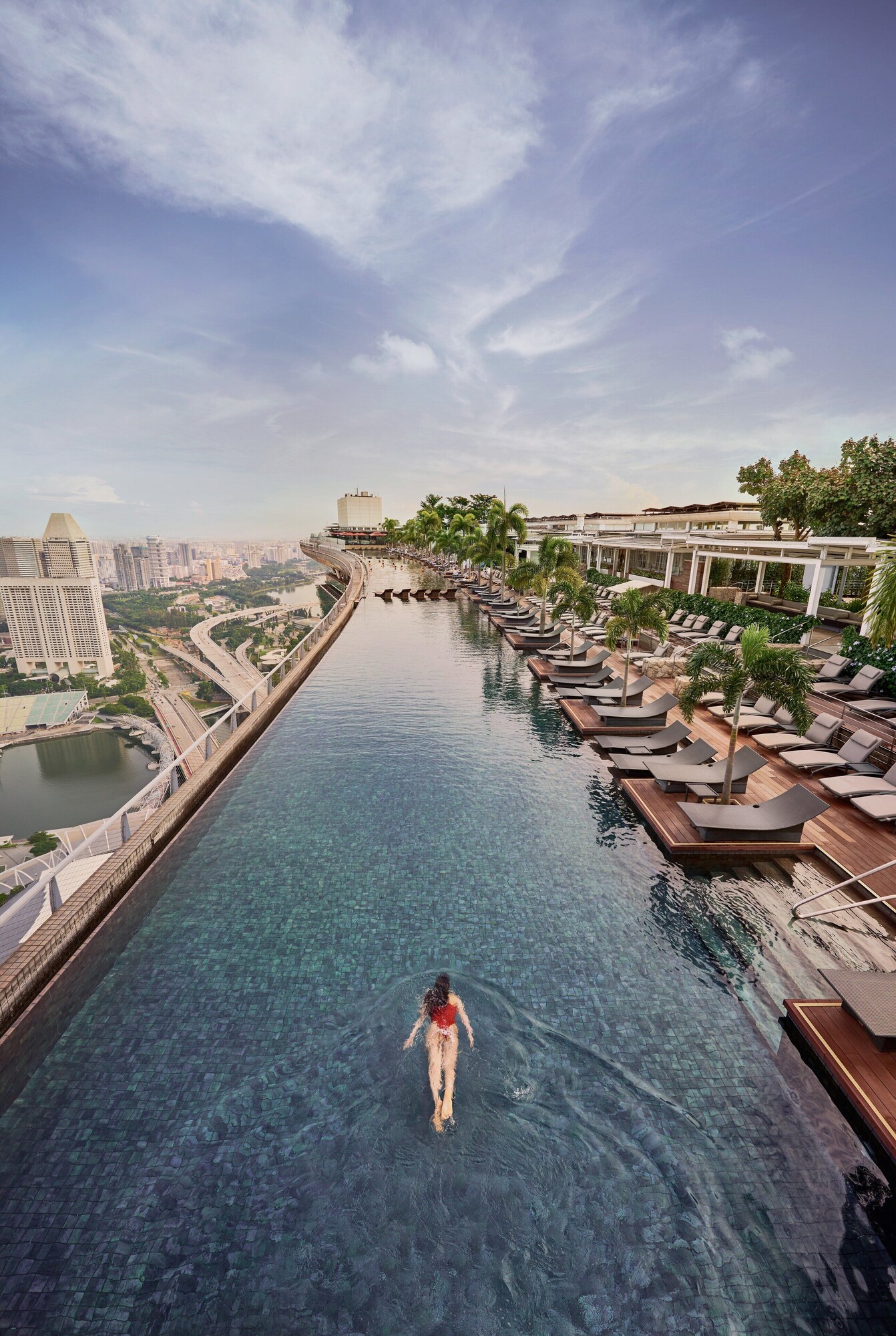 Alberca al aire libre, acceso de 06:00 a 23:00, y camastros