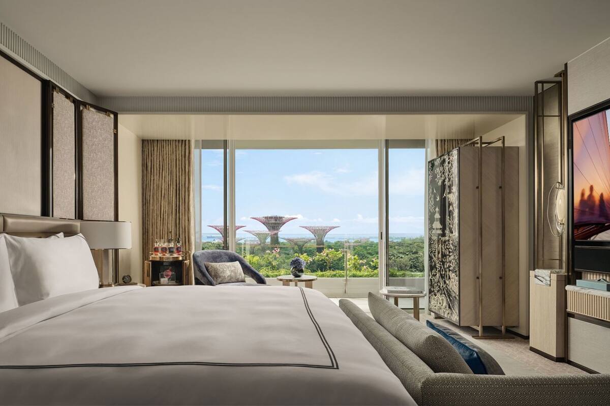 Egyptian cotton sheets, premium bedding, minibar (some free items)