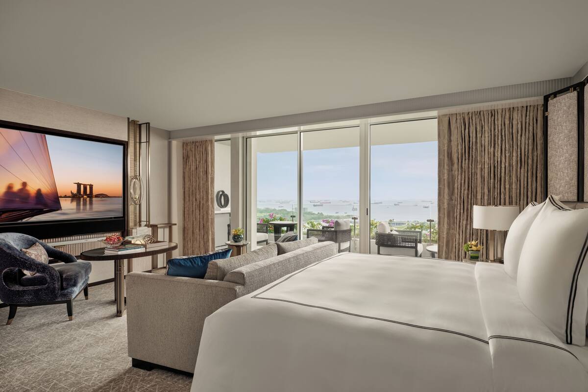 Egyptian cotton sheets, premium bedding, minibar (some free items)