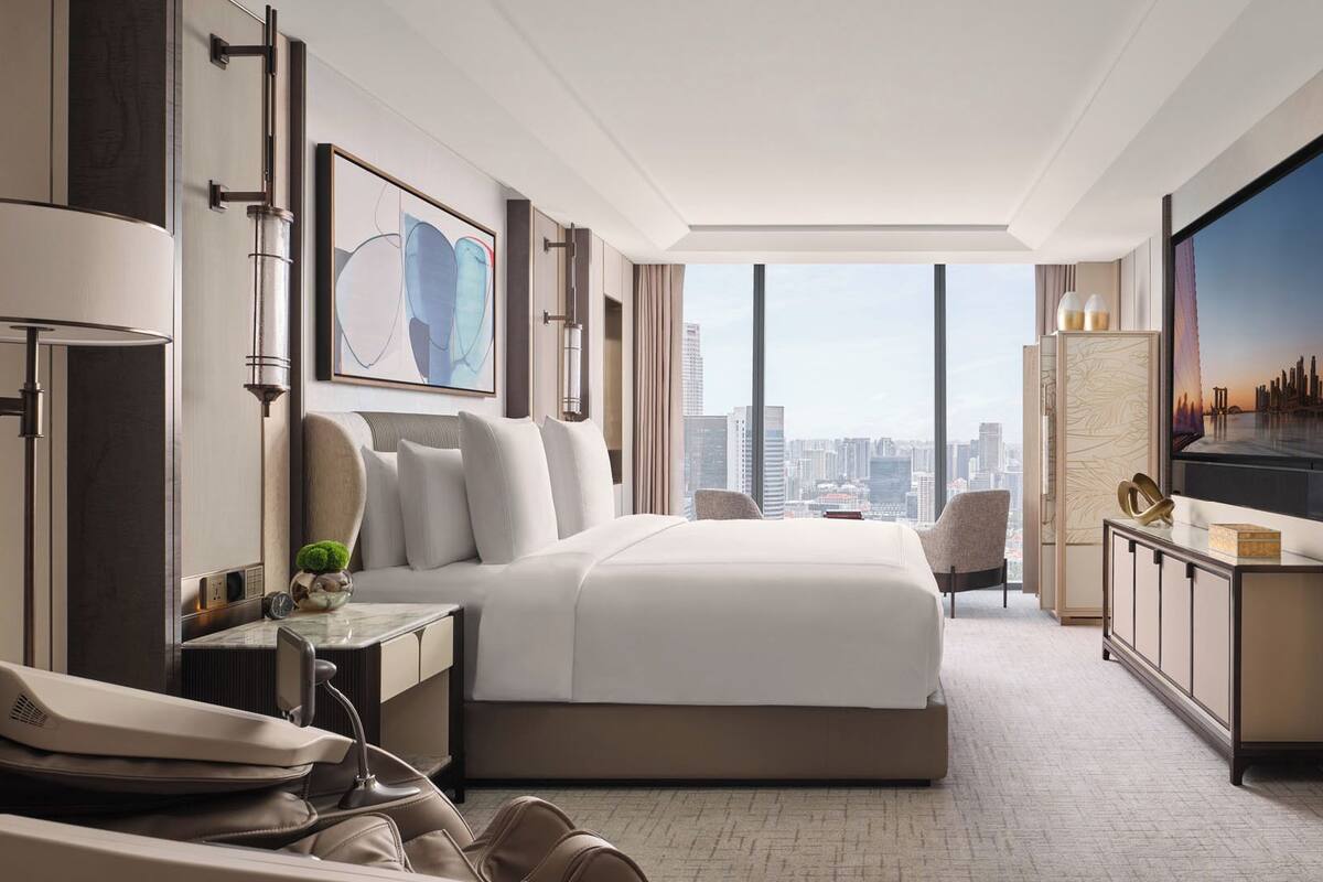 Egyptian cotton sheets, premium bedding, minibar (some free items)