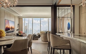 The Presidential Suite - Dual View | Living area | 75-inch TV with digital channels - Marina Bay Sands (Singapore)