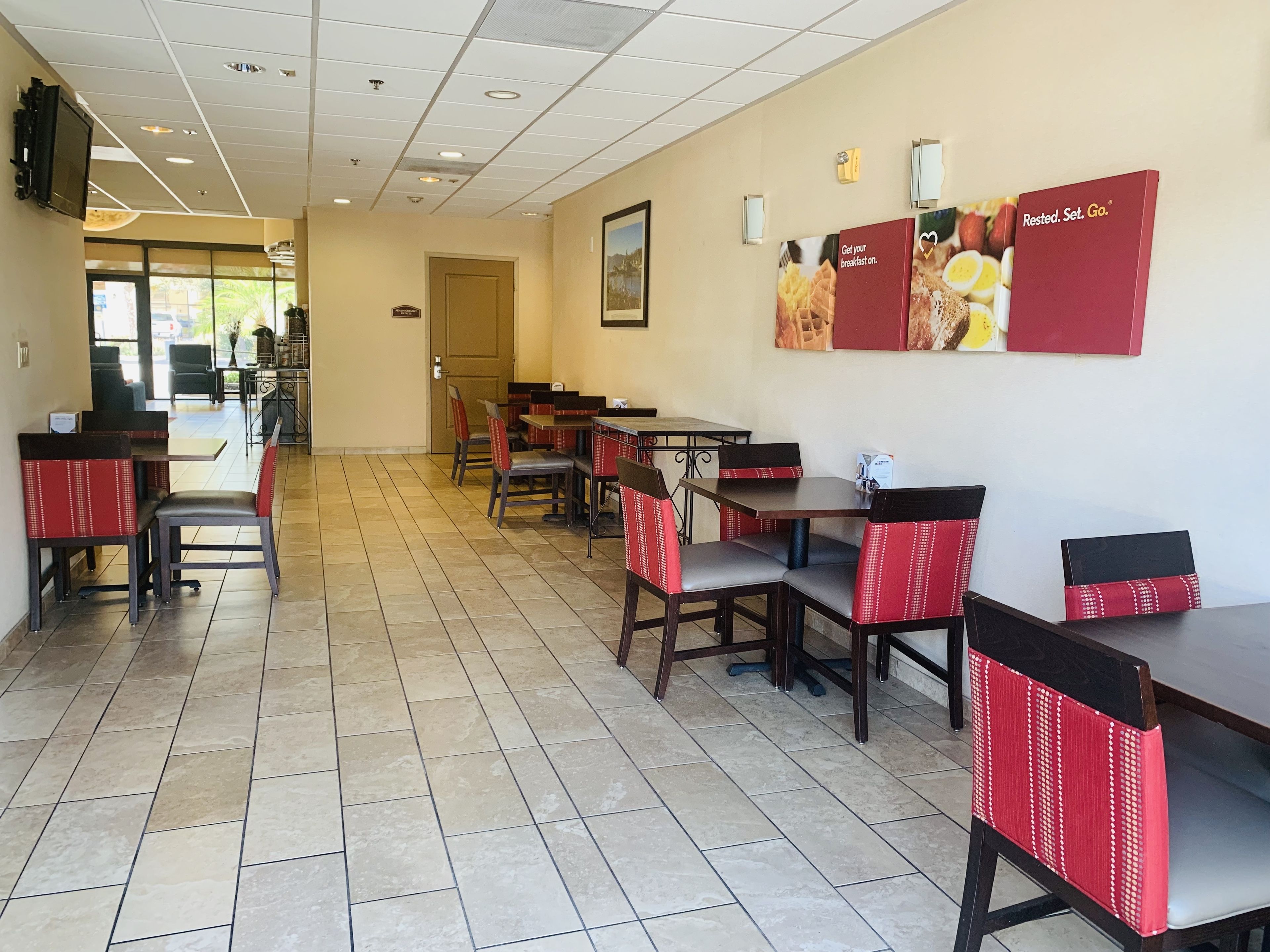 Desayuno completo gratuito y diario