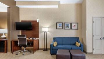 Suite, varias camas, accesible para personas con discapacidad, no fumadores | 1 dormitorio, colchones con acolchado adicional, decoración individual