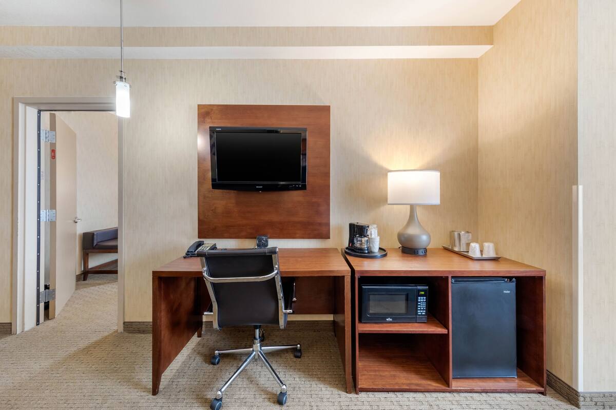 suite, multiple beds, non smoking | 1 bedroom, pillow-top beds, individually decorated, desk