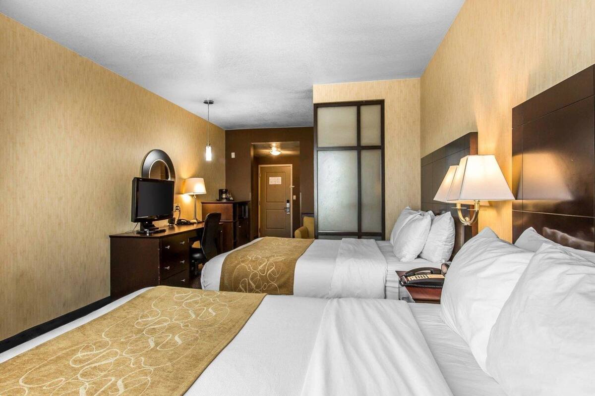 suite, multiple beds, non smoking | 1 bedroom, pillow-top beds, individually decorated, desk