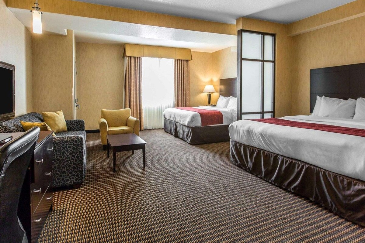 1 bedroom, pillow-top beds, desk, laptop workspace