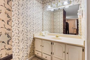 Combined shower/bathtub, free toiletries, hair dryer, towels - Americas Best Value Inn Athens, TN (Athens)