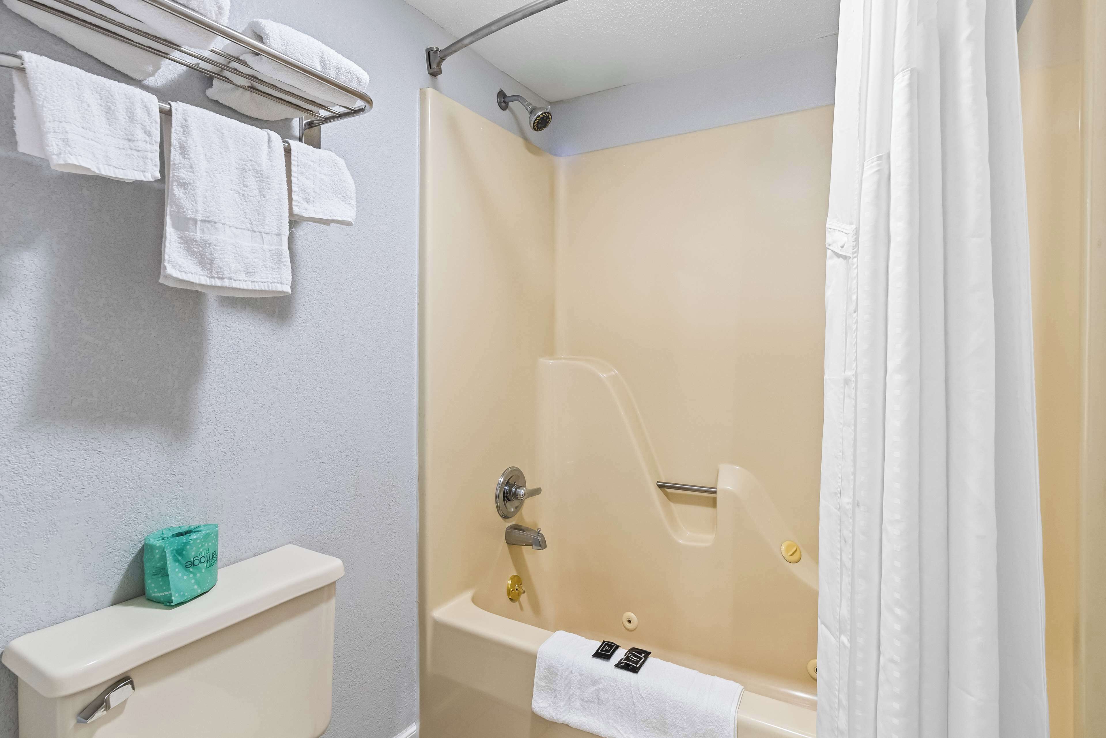 Combined shower/bathtub, free toiletries, hair dryer, towels