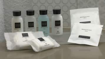 Amenidades de baño gratuitas, secadora de cabello, toallas