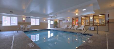 Una piscina al aire libre de temporada