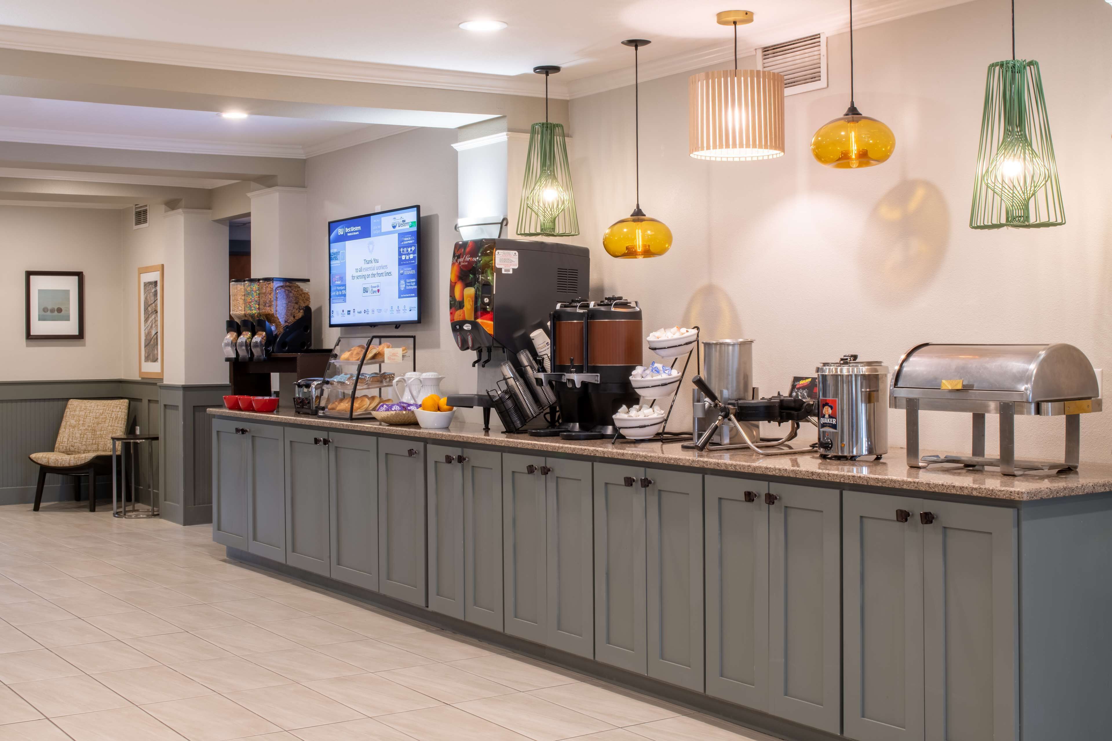 free daily full breakfast