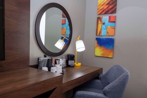 Cofres nos quartos, espaço de trabalho para notebook, cortinas blackout