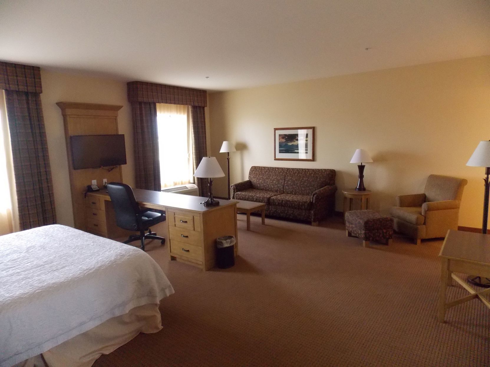 ตู้นิรภัยในห้องพัก, พื้นที่ทำงานแบบใช้แล็ปท็อป, ผ้าม่านกันแสง