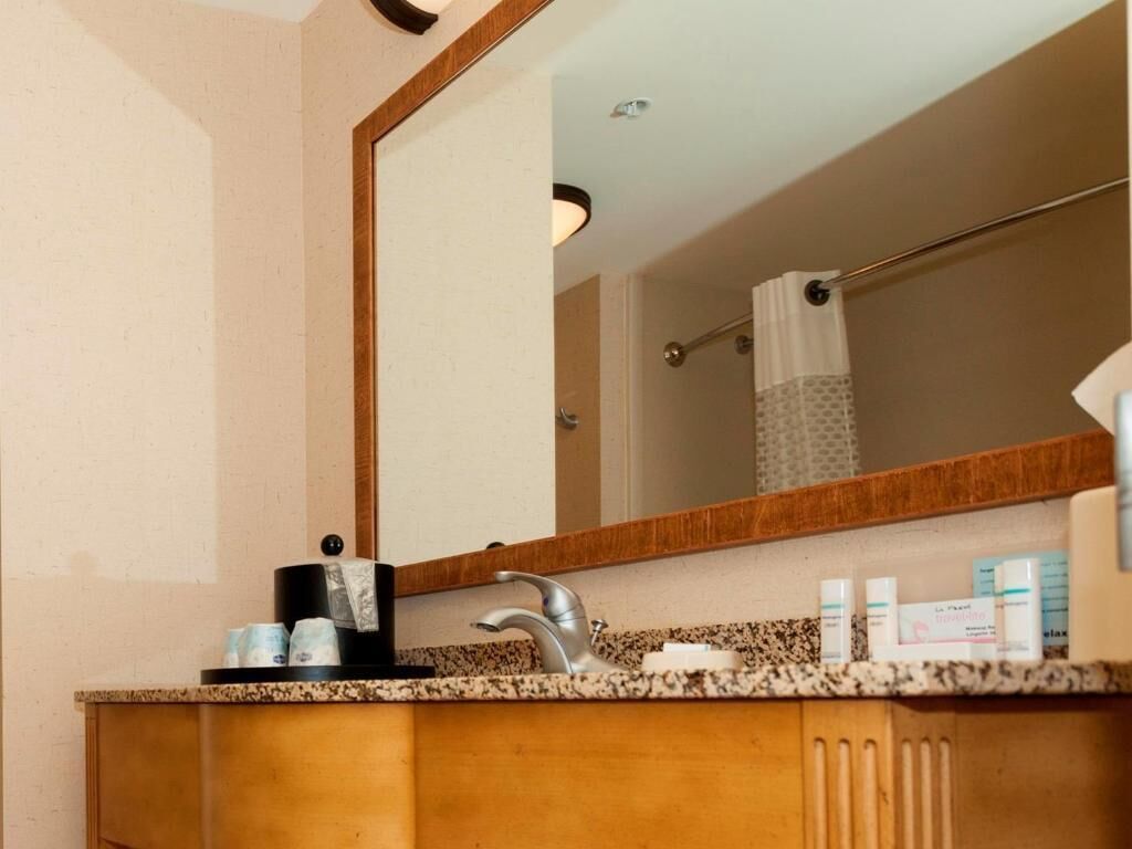 ห้องน้ำ | ฝักบัวในอ่างอาบน้ำ, ฝักบัวนวดด้วยพลังน้ำ, ไดร์เป่าผม, ผ้าเช็ดตัว