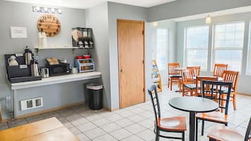 Café da manhã para viagem grátis todos os dias