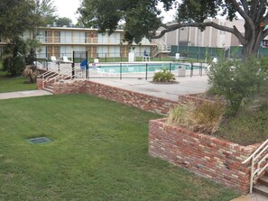Outdoor pool - University Inn College Station (Bryan)