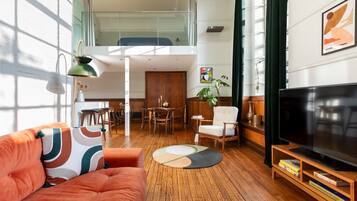 Hypo-allergenic bedding, in-room safe, individually furnished, desk