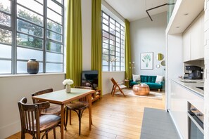 Ropa de cama hipoalergénica y caja de seguridad en la habitación 