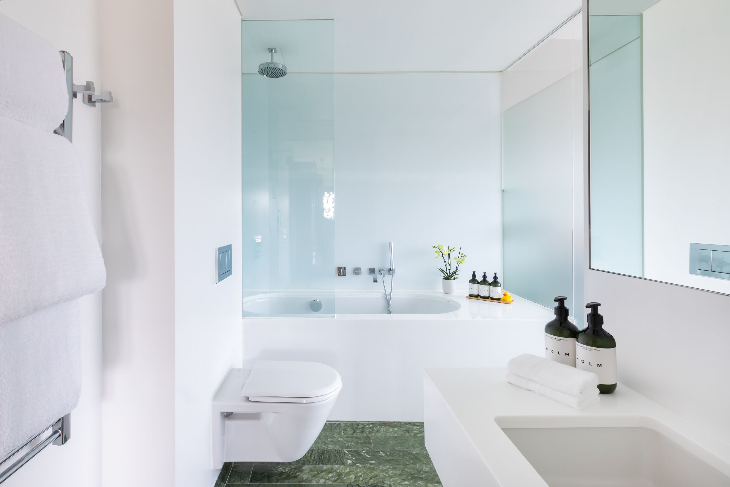 deluxe suite, 1 bedroom (mi - exec) | bathroom | hair dryer, slippers, towels