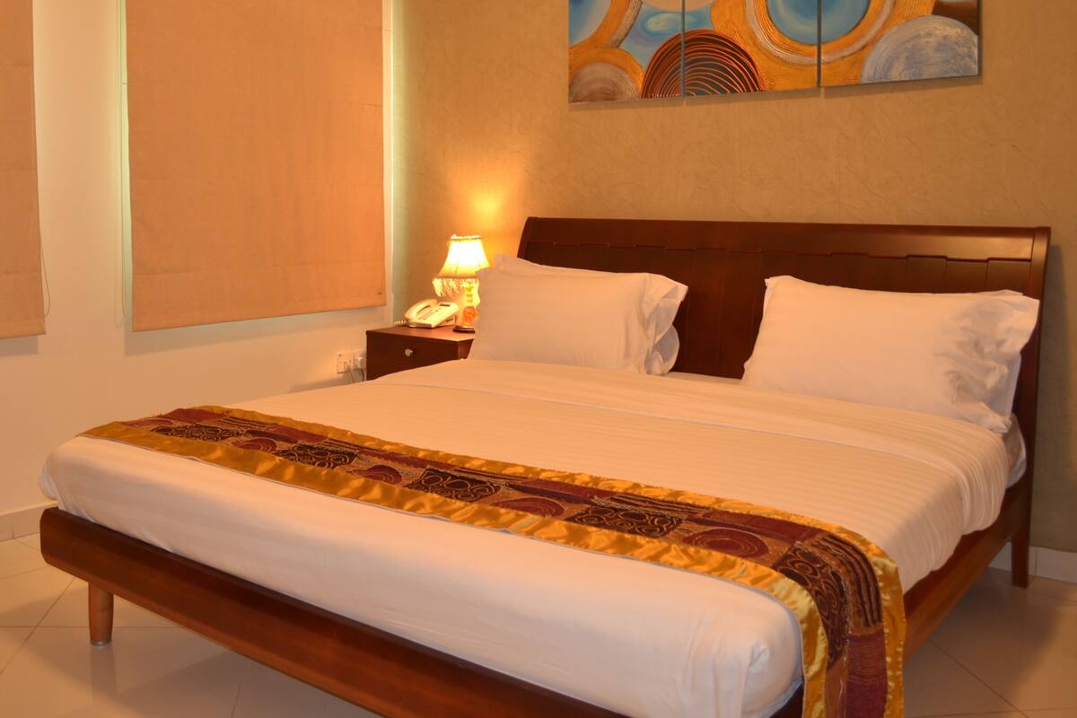 Executive Suite | 1 bedroom, WiFi (free), bed sheets