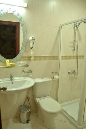 Dusche, kostenlose Toilettenartikel, Haartrockner, Hausschuhe